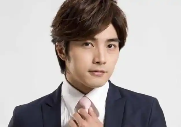 偶像剧男神贺军翔近照认不出脸肿秃头变油腻亲妹结婚美过女星