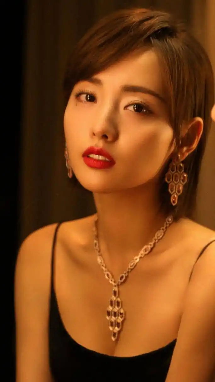 张嘉倪喝奶茶边喝边漏# #张嘉倪# #张嘉倪喝奶茶边漏边喝