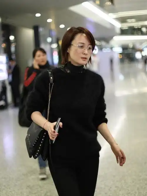 45岁蒋勤勤素颜真抗打,即使穿烂大街的一身黑,也美得很优雅