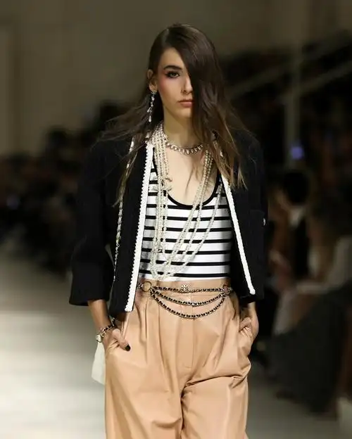 模特在阿联酋迪拜展示香奈儿品牌2021/22早春度假系列新品时装