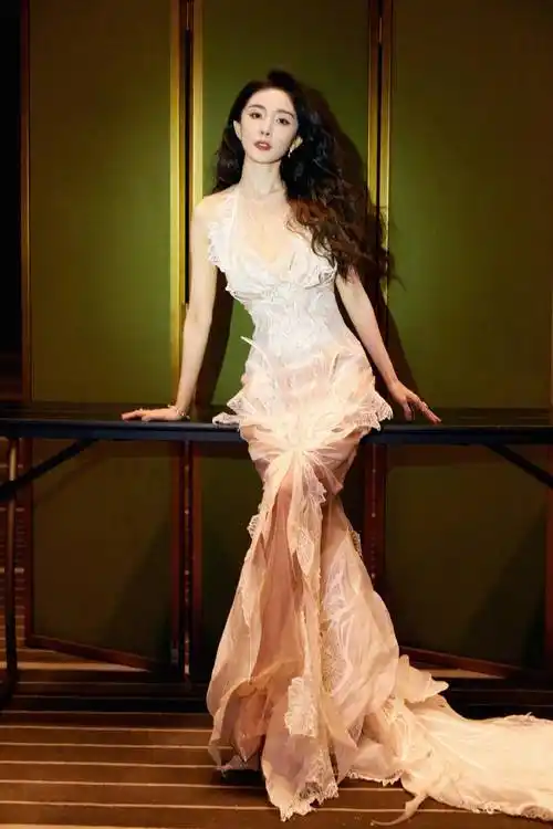 杨幂穿鱼尾纱裙靓绝时尚芭莎设计大赏,刘令姿和曾可妮都像 .