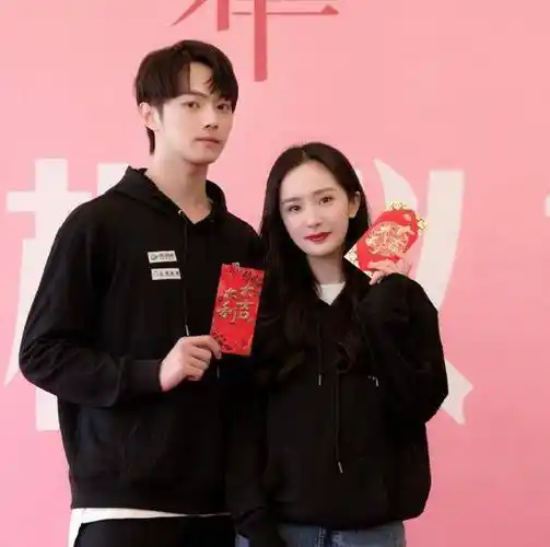 后来遇到了许凯扮演的佛系资深宅男"阳华",为了帮秦施逃避父母猛烈