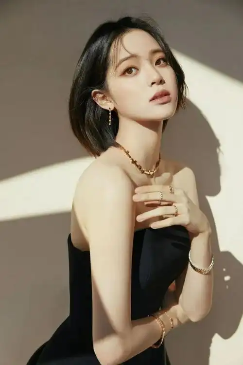 欧阳娜娜穿抹胸短裙秀事业线