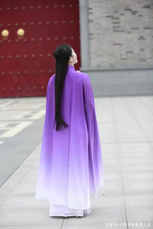 背影照片也挺有感觉的. 紫色衣服,再加上跳舞的姿