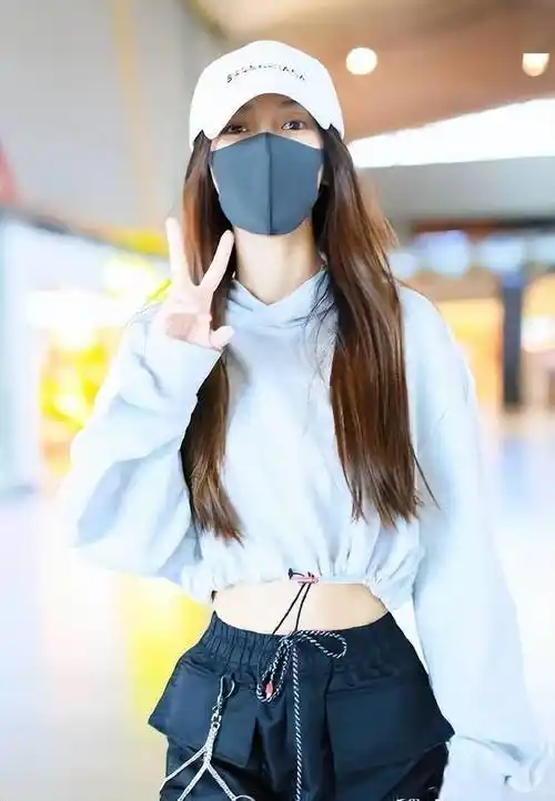 杨颖好适合露脐装收腰短卫衣配工装裤身材比少女还好