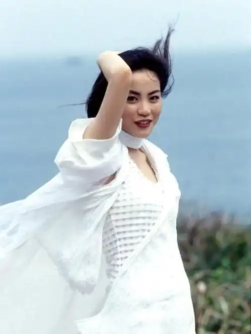 王菲的身材看起来非常的高挑和苗条,而且这件白色的内搭为网格状的