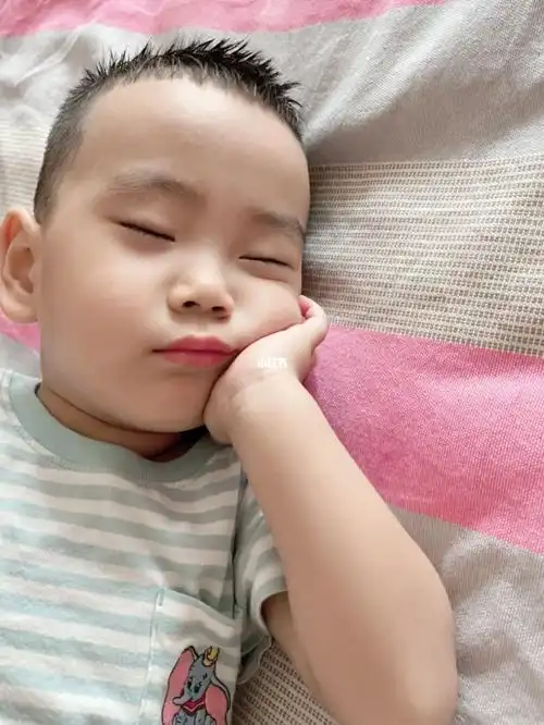 托腮睡觉的小宝宝