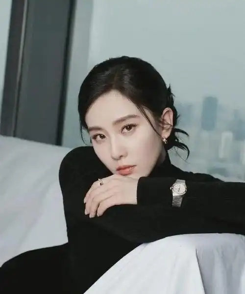 刘诗诗惊艳亮相黑色高定毛衣引爆时尚界