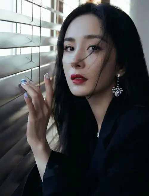 杨幂穿西装流苏裙露美腿雪肤娇嫩俏脸妩媚性感霸气