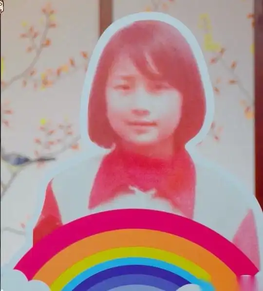 原本以为年轻的时候贾玲就已经很美了,没想到小时候更美!