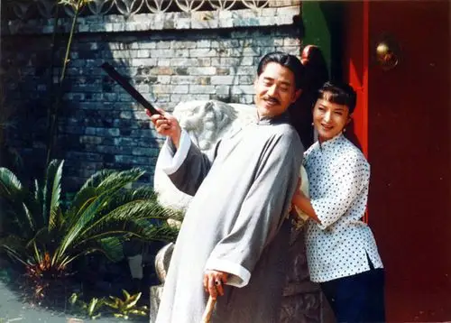 刚出道就搭档张国荣,凭大宅门一夜成名,今嫁老炮儿中的他