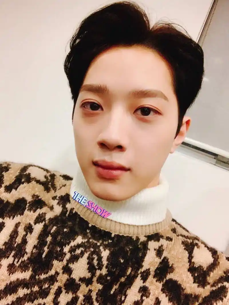 赖冠霖分享200309解锁罐式自拍绿植赖冠霖请把手机交给狗拍