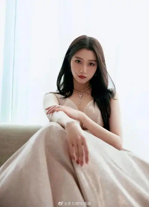 关晓彤香槟色长裙水光涟漪斜靠沙发慵懒惬意