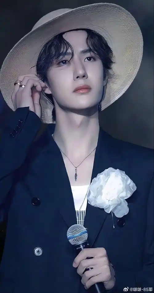 王一博超话#王一博巴黎奥运火炬手官宣#分享一波帅照@uniq-王一博