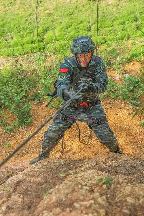 南宁武警特战队开展多课目实战训练