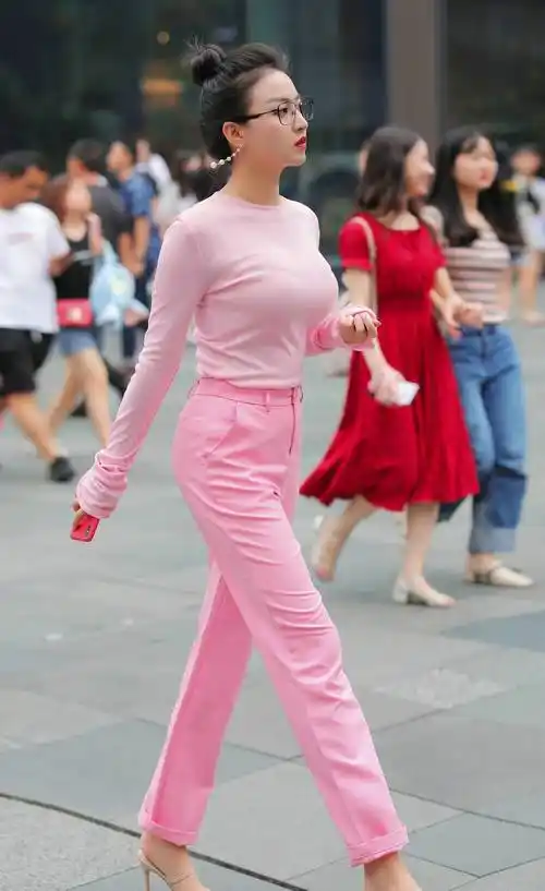 美女穿紫色吊带连衣裙搭配高跟凉鞋,穿出优雅自然的效果_时尚_粉色