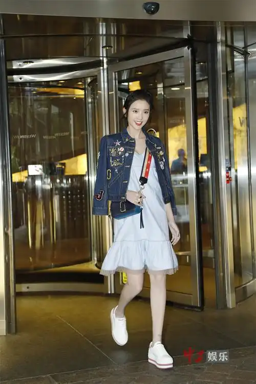 唐艺昕出席纽约时装周 丹宁风碰撞美式自由