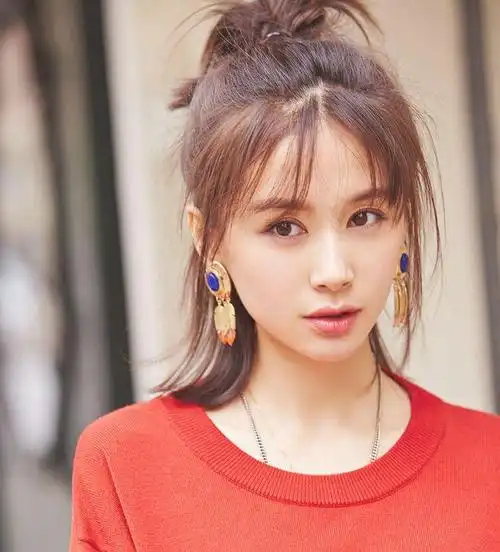 与这一件鲜艳的红色上衣更是完美融合,王子文的咧嘴笑让她年轻了不少