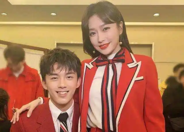 10岁吴磊和30岁秦岚合影,20岁吴磊和40岁秦岚合影,岁月不饶人_明星