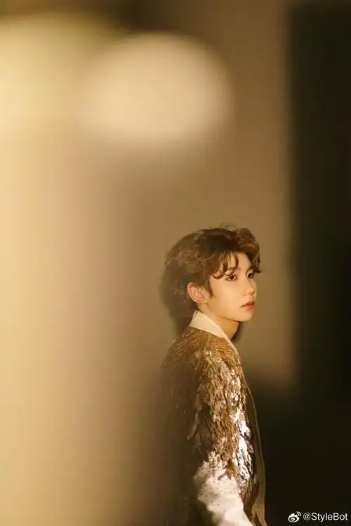 王源* 白色西装造型|王源_新浪新闻