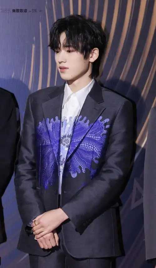 宋亚轩超话【宋亚轩新浪微博音乐盛典】#微博音乐盛典红毯#@时代少年