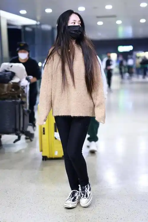 郭碧婷穿卡其色针织衫下搭小脚裤现身机场依然还是这么美