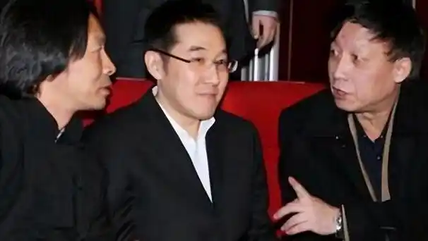 由于工作的特殊性,海岩频繁地接触到各种侦查和侦探