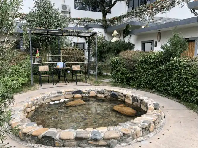 亲临实地踩点,这是被一处泉眼,养活的一座温泉小镇!_到达