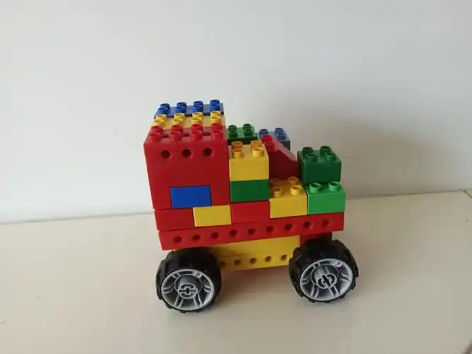 今天乐高老师带我们做小汽车 让我们小手拼出大世界吧!