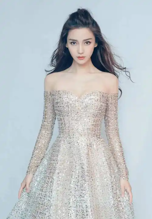 杨颖身穿抹胸裙勾勒曼妙身姿,身材高挑性感!礼裙造型魅力迷人!