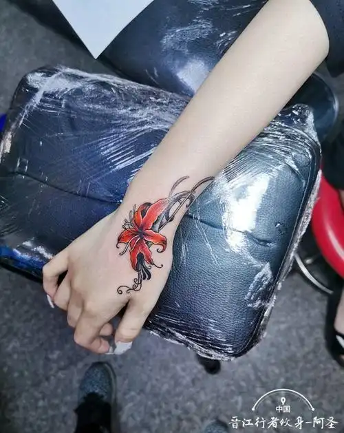 彼岸花纹身图片_手部新传统纹身图案