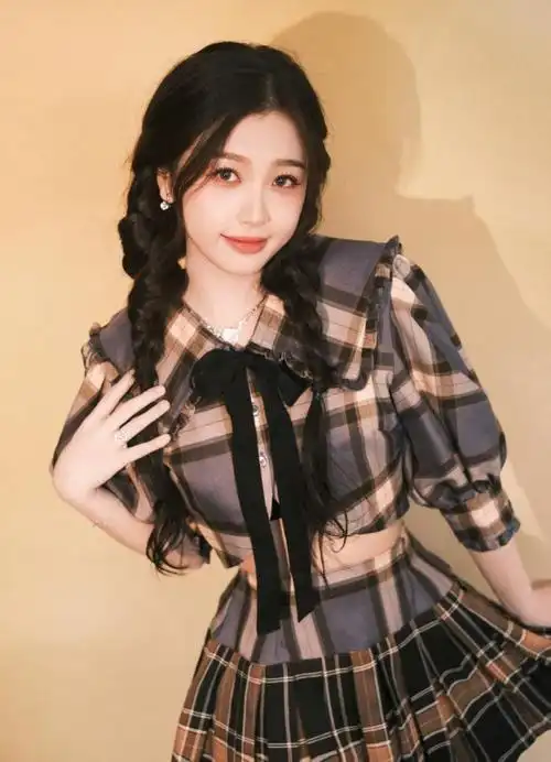虞书欣穿格纹套装小露蛮腰嘟嘴可爱卖萌