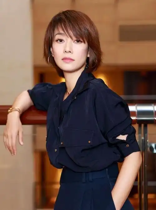 马伊琍又换新发型,剪利落短发太减龄,衬衫搭高腰裤好随性