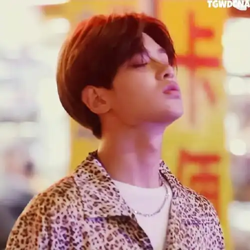 黄明昊豹纹  来看看新鲜帅气的昊哥～这侧颜,这下颚线,这喉结简直太帅