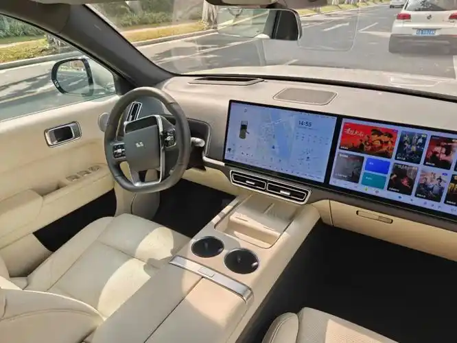 试驾理想l7:舒适与性能兼顾-新浪汽车