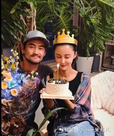 张歆艺43岁生日,一家三口同框,袁弘手捧鲜花出镜!