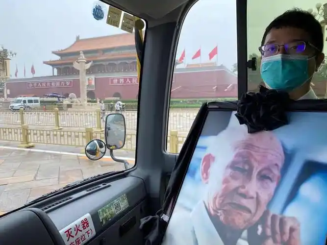 灵车开往八宝山路上.