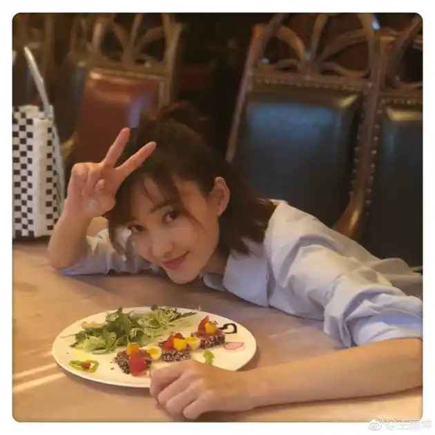 王丽坤晒美照比耶卖萌 大秀厨艺调皮发问:打几分