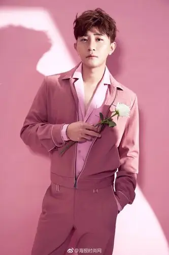 大左 . 来自海报时尚网 - 微博