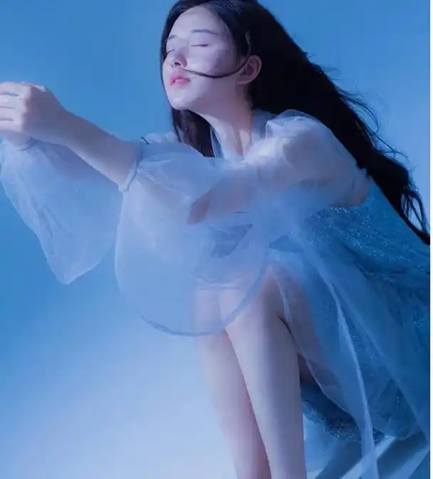 赵露思的蓝色纱裙,仙气满满,简直是元气少女的穿搭模板