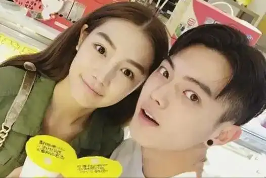 知名狗仔曝光许凯赵晴恋情!两人街头甜蜜拥抱,还一同回酒店过夜