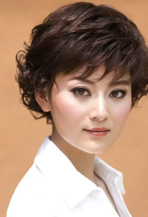 45岁圆脸女人短发发型 中年女士剪出的短发图集