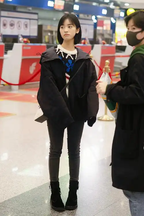 沈月昨晚一身休闲装扮现身机场,拼色圆领针织衫搭配紧身牛仔裤和短靴