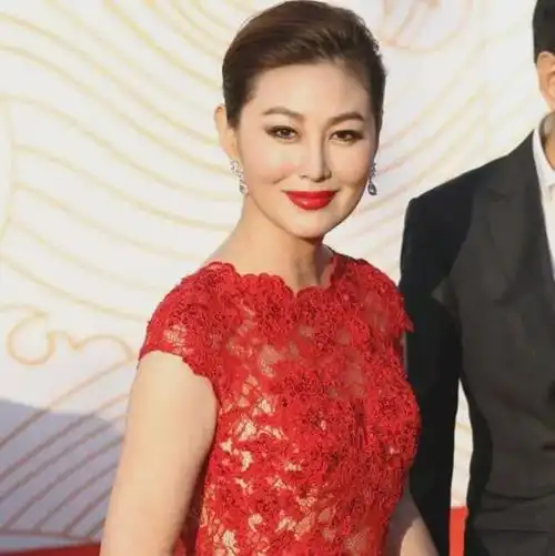 戏中嫁武大郎,戏外与武松传绯闻,50岁王思懿现在怎么样了?