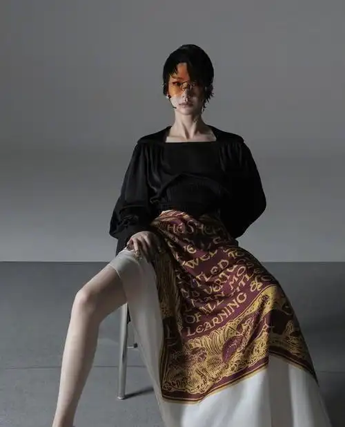 戚薇最新时尚杂志封面,换多套造型表现力超强,新发型太加分