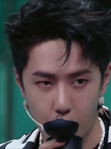 用力的嘬着奶膘,这也太可爱了吧@uniq-王一博