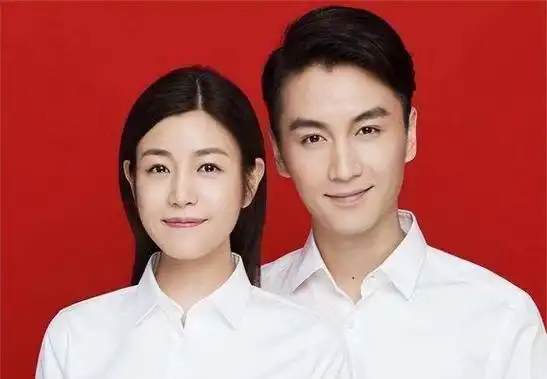 同样都是结婚证件照,大家都是红底白衬衫,他俩为啥会选黑t恤