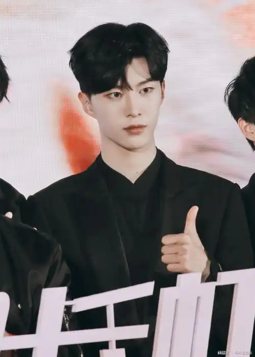 范丞丞吐槽帽子太小,丞星"造反"令丞头大,在线互怼嫌弃又宠溺