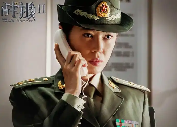 观察战狼2曝余男军装剧照龙小云被俘生死成迷余男与吴京互称哥们