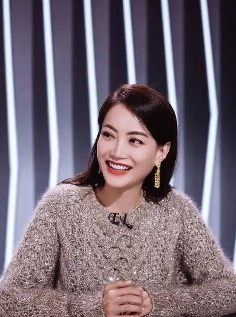 霍汶希:香港娱乐圈的金牌经纪人,48岁仍单身的美丽传奇